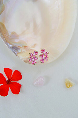 Rose Gold Pembe Çiçekli Halka Küpe – Zirkon Taşlı & İnci Detaylı