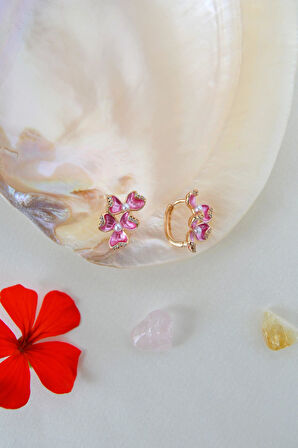 Rose Gold Pembe Çiçekli Halka Küpe – Zirkon Taşlı & İnci Detaylı
