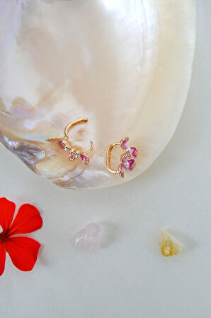 Rose Gold Pembe Çiçekli Halka Küpe – Zirkon Taşlı & İnci Detaylı