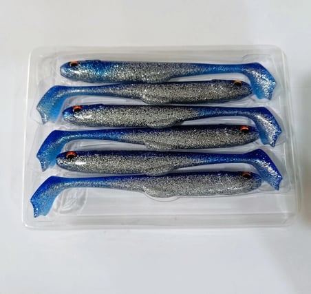 Daiwa Flat Junkie Duckfin Shad 4.2" Silikon Yem/6 Adet(Gold Lame Raw Sardine)