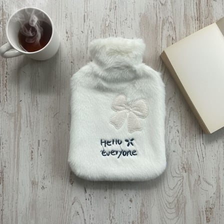 Hello Everyone Yazılı Kurdeleli Beyaz Peluş Sıcak Su Torbası 1 Lt – Yumuşak Kılıf, Uzun Süre Sıcak T