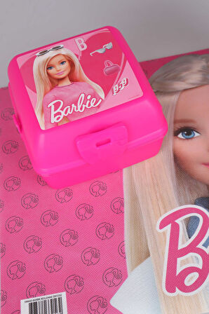 DEKOMUS İLE YENİ SEZON LİSANSLI BARBIE BESLENME ÖRTÜSÜ,DİŞ FIRÇASI KUTUSU,TRITAN MATARA VE 2 KATLI BESLENME KUTUSU YEMEK SETİ