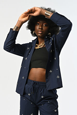 KADIN ÖNÜ TAŞ İŞLEMELİ LACİ RENK GÖMLEK