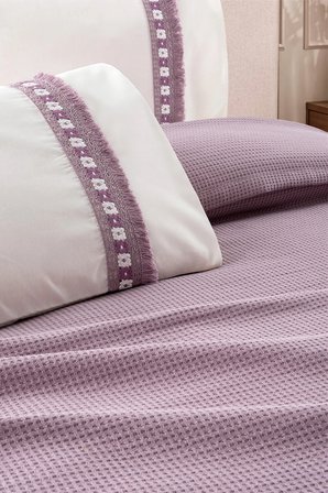 4 Parça Kopanaki Dantelli & Püsküllü Çift Kişilik Pike Takımı - %100 Pamuk - 210 x230 cm - Mürdüm