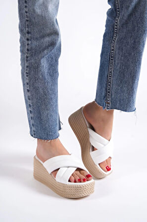 JOYMIX Dolgu Topuklu Ortopedik Taban Hasır Görünümlü Kadın Terlik KT - Beyaz