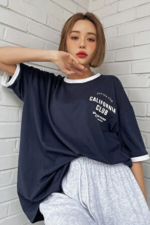 Uyguntarz Unisex Lacivert Yaka Kol Detaylı California Club Baskılı Oversize T-shirt