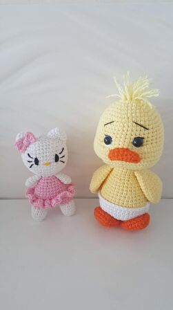 ördekve hello kitty oyuncak (el örgüsüdür)