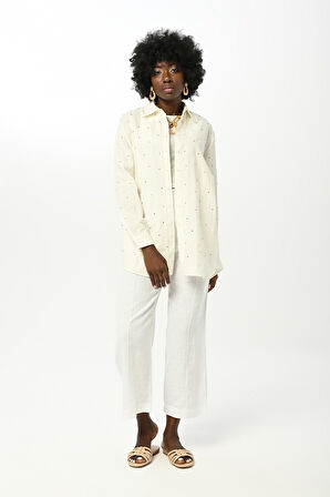 KADIN YAPIŞTIRMA TAŞ İŞLEMELİ EKRU RENK OVERSİZE GÖMLEK