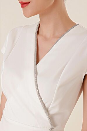 Kruvaze Yaka Yarım Ay Kollu Taş Detaylı Önü Yırtmaçlı Elbise Ekru