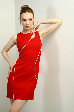 Önü Boncuk Detaylı Dekolteli Yarım Astarlı Kısa Elbise