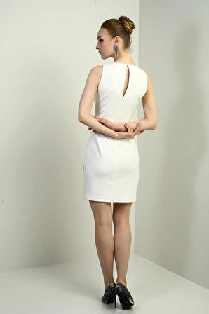 Önü Boncuk Detaylı Dekolteli Yarım Astarlı Kısa Elbise