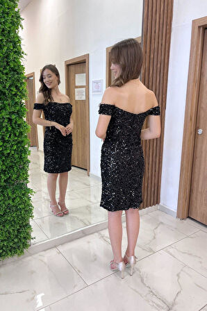 Kadın Madonna Yaka Astarlı Önü Düğüm Detaylı Balenli Pulpayet Kısa Elbise