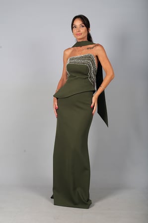 Kadın Asimetrik Straplez Yaka Astarlı Önü Taşlı Peplum Detaylı Krep Uzun Elbise