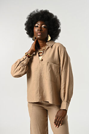 KADIN KARAMEL RENGİ KETEN V YAKA DÜĞME DETAYLI GÖMLEK