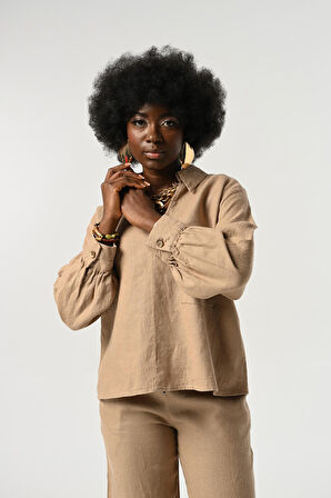 KADIN KARAMEL RENGİ KETEN V YAKA DÜĞME DETAYLI GÖMLEK