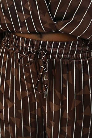 KADIN BELİ LASTİKLİ BOL PAÇA ÇİZGİLİ DESENLİ KAHVERENGİ PANTOLON