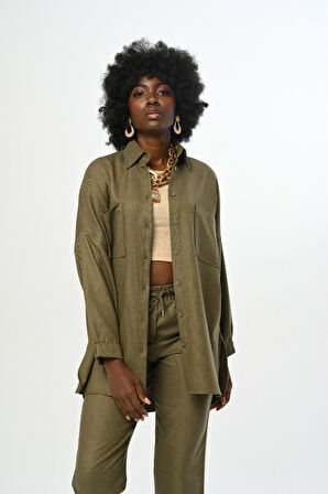 KADIN ÇİFT CEPLİ DÜZ RENK KOLLARI BÜZGÜLÜ OVERSİZE KESİM GÖMLEK