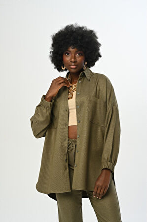 KADIN ÇİFT CEPLİ DÜZ RENK KOLLARI BÜZGÜLÜ OVERSİZE KESİM GÖMLEK