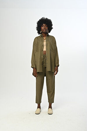 KADIN ÇİFT CEPLİ DÜZ RENK KOLLARI BÜZGÜLÜ OVERSİZE KESİM GÖMLEK