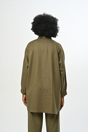 KADIN ÇİFT CEPLİ DÜZ RENK KOLLARI BÜZGÜLÜ OVERSİZE KESİM GÖMLEK