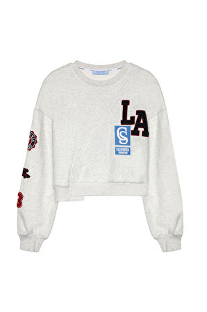 Keçe Yazılı Kolu Armalı Crop Sweatshirt Gri