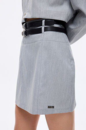 Çift Kemerli Metal Etiket Detaylı Mini Etek Gri