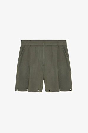 Kuş Gözü Aksesuarlı Önü Pileli Mini Şort Haki