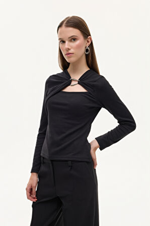 Halka Aksesuarlı Drapeli Asimetrik Yaka Bluz Siyah