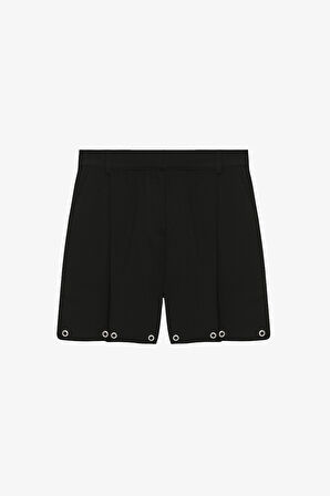 Kuş Gözü Aksesuarlı Önü Pileli Mini Şort Siyah