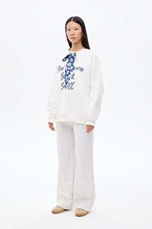 Fularlı Yazı Nakışlı Oversize Sweatshirt Ekru