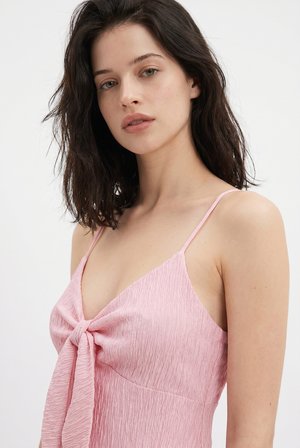 Askılı Ön Bağlamalı Yırtmaçlı Midi Elbise Pembe