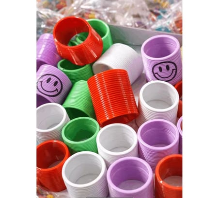 6’lı Renkli Slinky Oyuncak Seti – Zıplayan Yay Oyuncak, Esnek Plastik Stres Oyuncağı, Çocuklar İçin Eğitici ve Eğlenceli Oyuncak (Karışık Renkler)