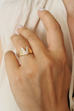 Altın Taşlı V Harf Yüzük