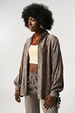 KADIN DESENLİ KOLLARI BAĞLAMALI OVERSİZE KESİM GÖMLEK