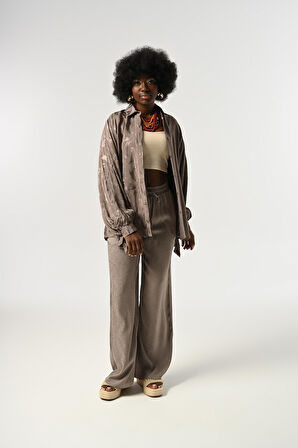 KADIN DESENLİ KOLLARI BAĞLAMALI OVERSİZE KESİM GÖMLEK