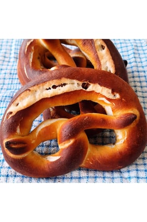 Alman Brezel mit Röstzwiebel - Soğanlı Brezel 6 Adet