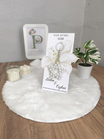 Pamuğum Atelier Çiçek Tasarım Kartlı İncili Yıldız Anahtarlık Nişan Söz Düğün Hediyeliği (15 Adet)