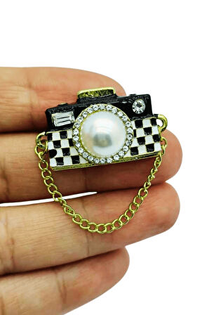 Kamera Figürlü İncili Broş – Fotoğraf Tutkunlarına Özel Zarif ve Şık Aksesuar