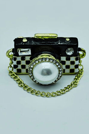 Kamera Figürlü İncili Broş – Fotoğraf Tutkunlarına Özel Zarif ve Şık Aksesuar