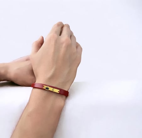 14 Ayar Altın Plakalı Ğ Harfine Özel Doğal Bordo Derili Taç Motifli Hediye Bileklik-567