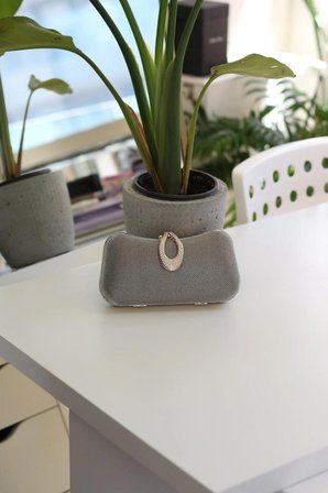 Platin Petek Dokulu Kilit Detaylı Zincirli Kasalı Abiye Çanta