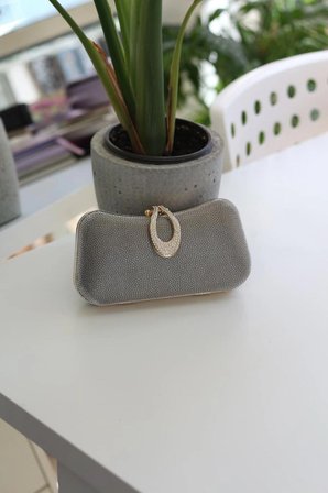 Platin Petek Dokulu Kilit Detaylı Zincirli Kasalı Abiye Çanta