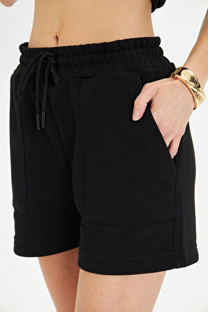 Esnek ve Rahat Kesim Çift Cepli Diz Üstü Kadın Şort