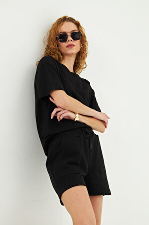 Esnek ve Rahat Kesim Çift Cepli Diz Üstü Kadın Şort