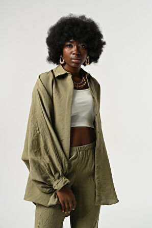 KADIN KOLLARI BAĞLAMA DETAYLI KIRIŞIK KUMAŞ DÜZ RENK OVERSİZE GÖMLEK