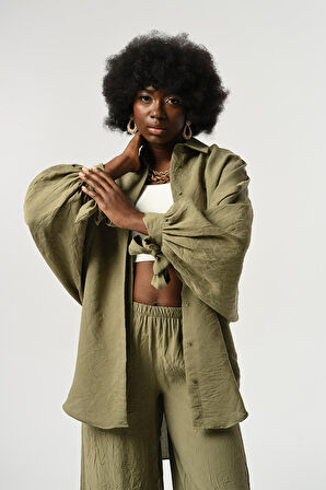 KADIN KOLLARI BAĞLAMA DETAYLI KIRIŞIK KUMAŞ DÜZ RENK OVERSİZE GÖMLEK