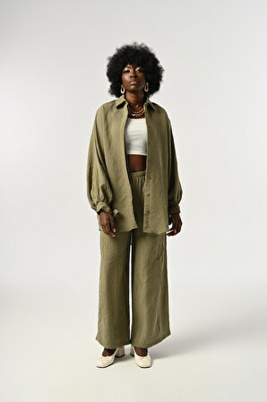 KADIN KOLLARI BAĞLAMA DETAYLI KIRIŞIK KUMAŞ DÜZ RENK OVERSİZE GÖMLEK