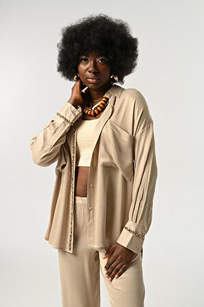 KADIN ÖNÜ VE KOLLARI TAŞ-PUL İŞLEMELİ DÜZ RENK GÖMLEK