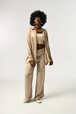 KADIN ÖNÜ VE KOLLARI TAŞ-PUL İŞLEMELİ DÜZ RENK GÖMLEK