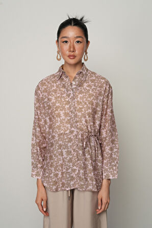 KADIN YANDAN BAĞLAMA DETAYLI KAHVE-PEMBE ÇİÇEKLİ GÖMLEK